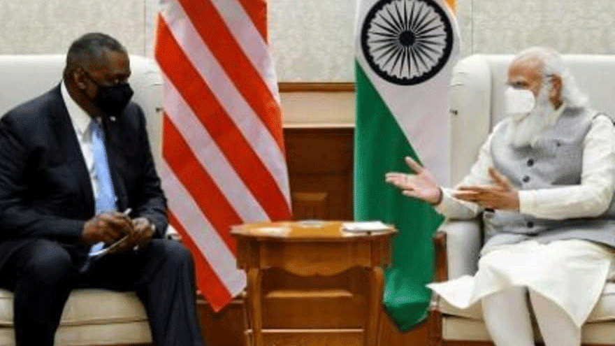 وزير الدفاع الأميركي لويد أوستن ورئيس الوزراء الهندي ناريندرا مودي في نيودلهي في 19 آذار/مارس 2021