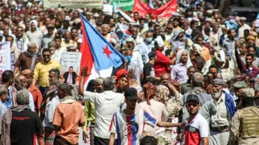 متظاهرون قرب مقر الحكومة في عدن الثلاثاء