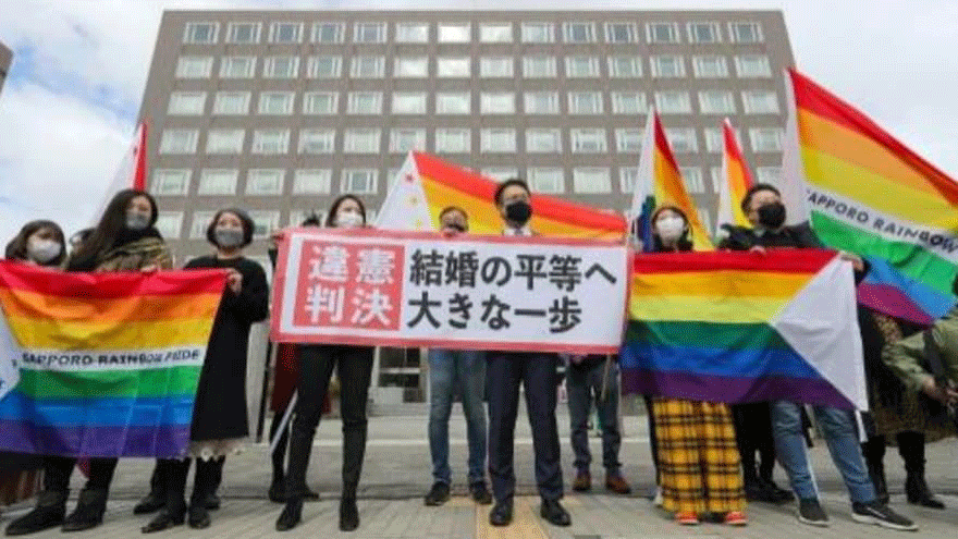 مؤيدون لقرار محكمة حول زواج المثليين في سابورو في منطقة هوكايدو في 17 آذار/مارس 2021