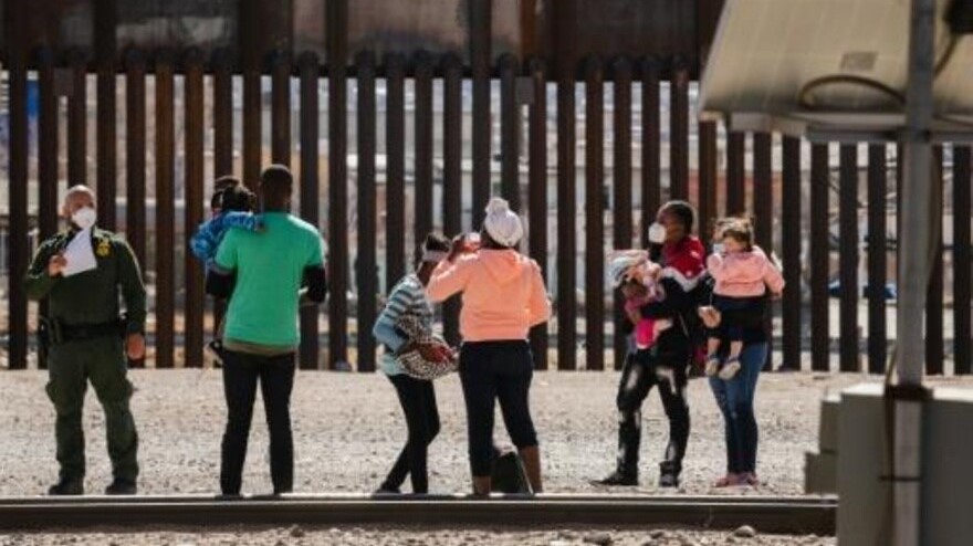 عنصر من حرس الحدود لدى توقيف مهاجرين عند نقطة إل باسو الحدودية مع المكسيك في 15 مارس 2021 