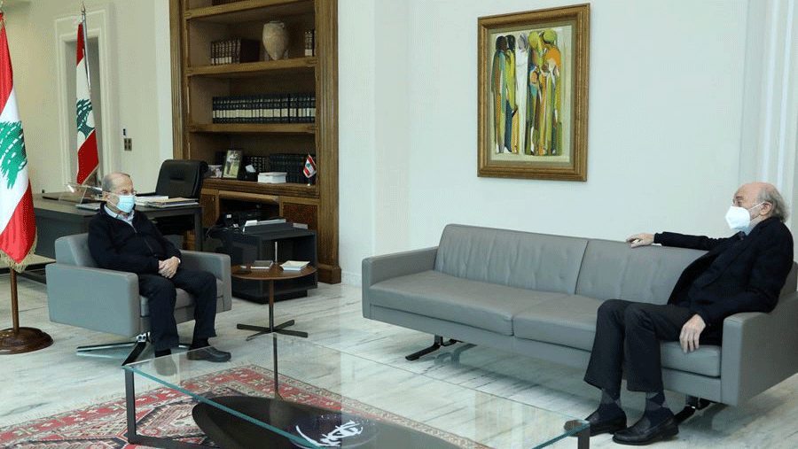 الرئيس اللبناني ميشال عون (يسار) يستقبل في قصر بعبدا رئيس الحزب التقدمي الإشتراكي وليد جنبلاط بتاريخ 20 آذار/مارس 2021 