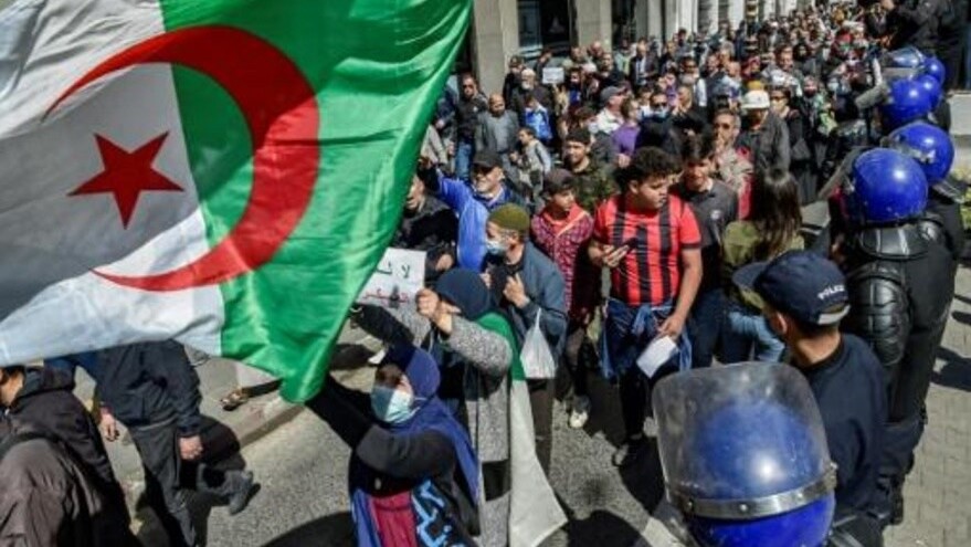لافتات وأعلام جزائرية خلال تظاهرة يقودها الطلاب في الجزائر العاصمة الثلاثاء