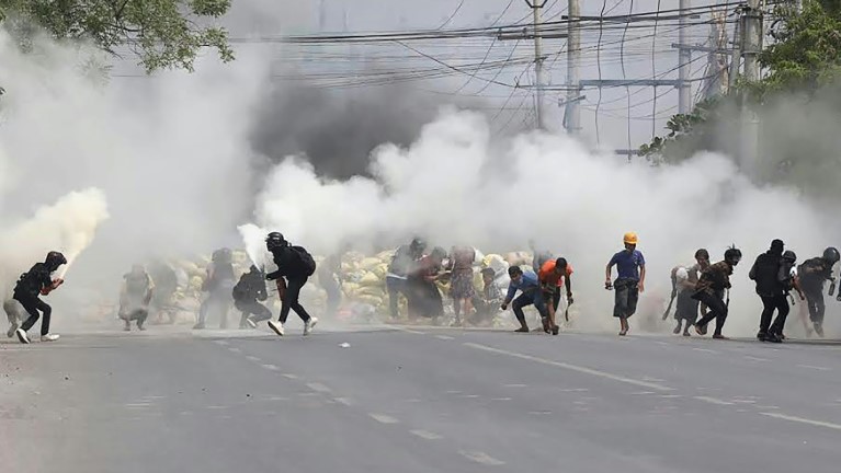 متظاهرون مناهضون للانقلاب في بورما يفرون بعد استخدام القوى الأمنية الغاز المسيل للدموع في ماندالاي في 15 مارس 2021