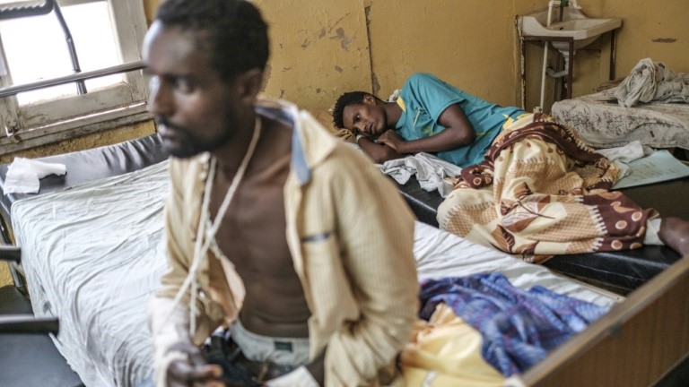 جرحى من النزاع في تيغراي في شمال إثيوبيا يتلقون العلاج في مستشفى غوندار الجامعي في مدينة غوندار في 20 نوفمبر 2020
