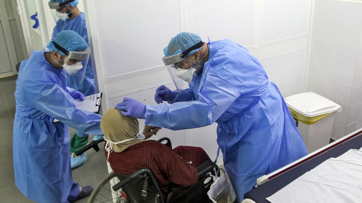 طبيب لبناني يفحص مريضًا بكورونا في أحد مستشفيات لبنان في أبريل 2020