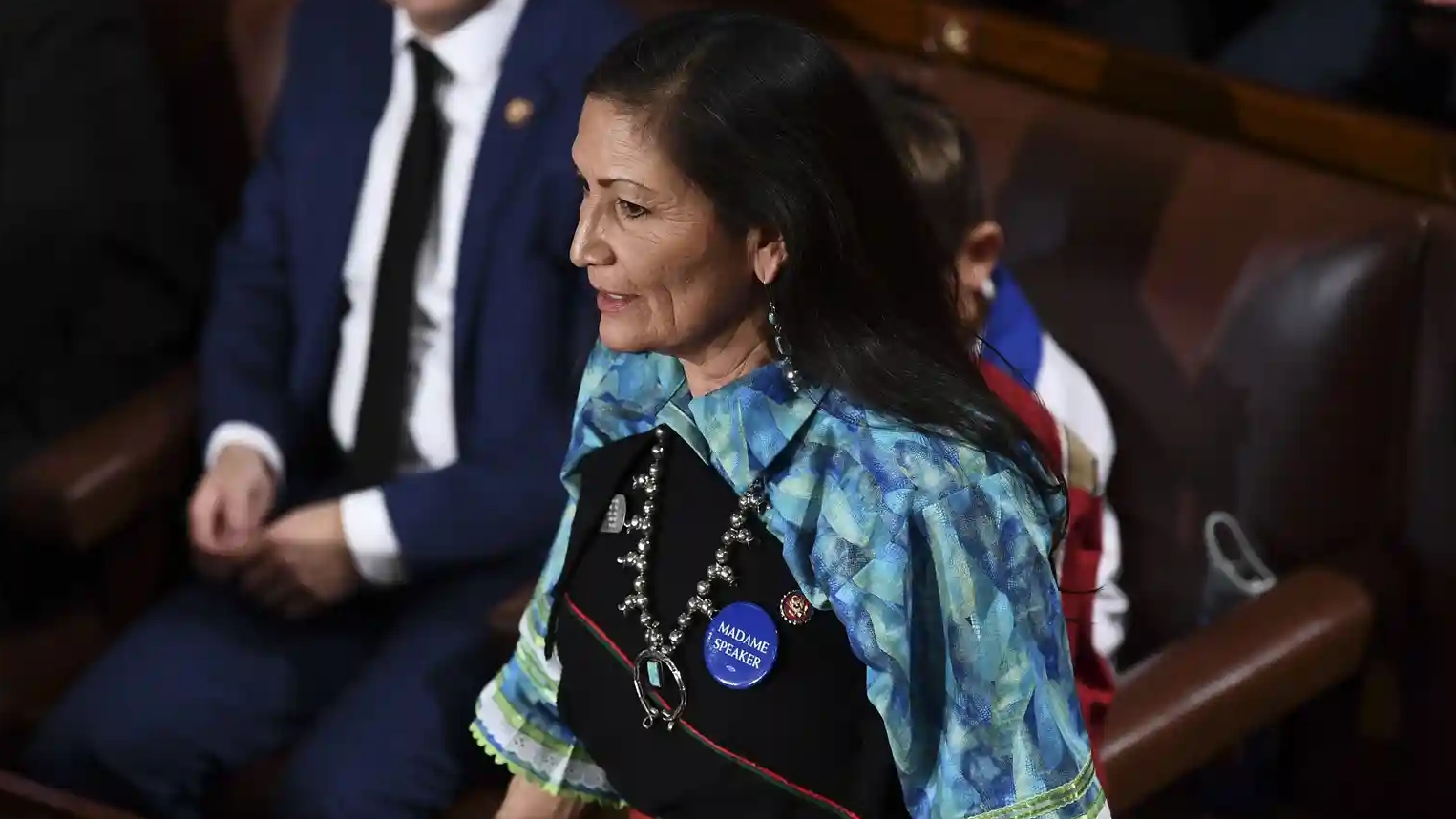 دخلت التاريخ عام 2018 باعتبارها واحدة من أول امرأتين من السكان الأصليين تُنتخبان لعضوية مجلس النواب الأميركي