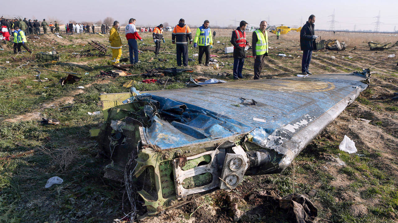 حطام الطائرة الأوكرانية التي سقطت بعد اقلاعها من مطار طهران