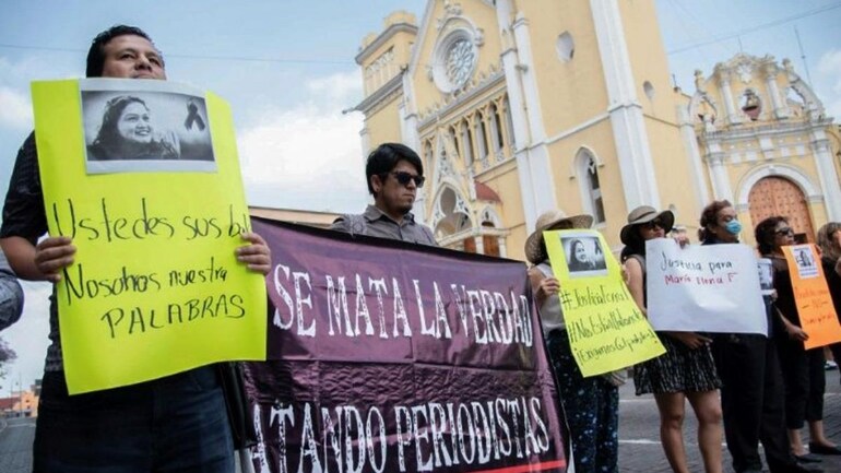 صحافيون يحتجون على مقتل زميلتهم ماريا هيلينا فيرال في خالابا بولاية فيراكروز بالمكسيك في 1 أبريل 2020