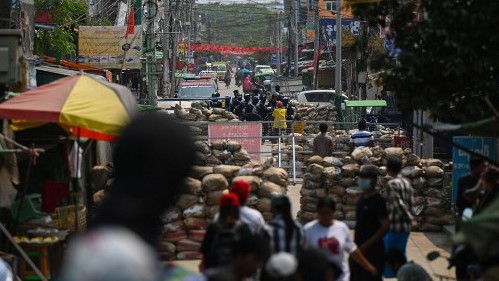 محتجون بورميون قطعوا الطرقات في شوارع رانغون السبت