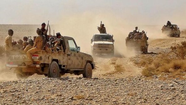 قوات حكومية يمنية على أحد محاور القتال في مأرب