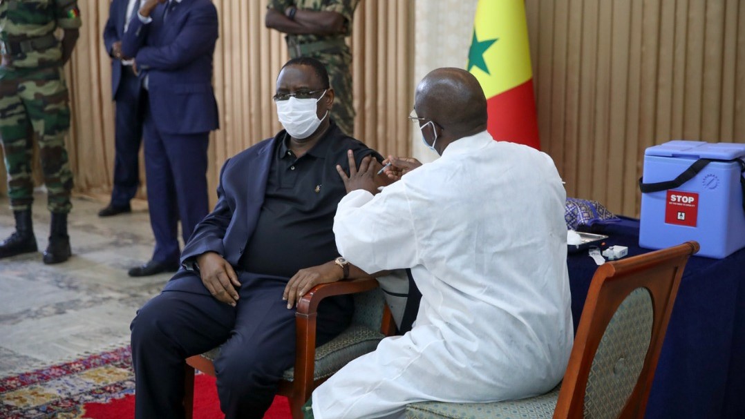 الرئيس السنغالي والوزراء يتلقون الجرعة الثانية من اللقاح المضاد لكورونا