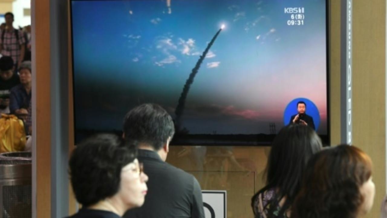 كوريون جنوبيون يتابعون في سول تقريرا تلفزيونيا حول إجراء كوريا الشمالية اختبارا صاروخيا في 6 آب/أغسطس 2019