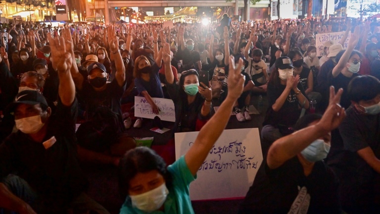أكثر من ألف متظاهر مؤيد للديموقراطية عند تقاطع رئيسي في العاصمة التايلاندية بانكوك الاربعاء