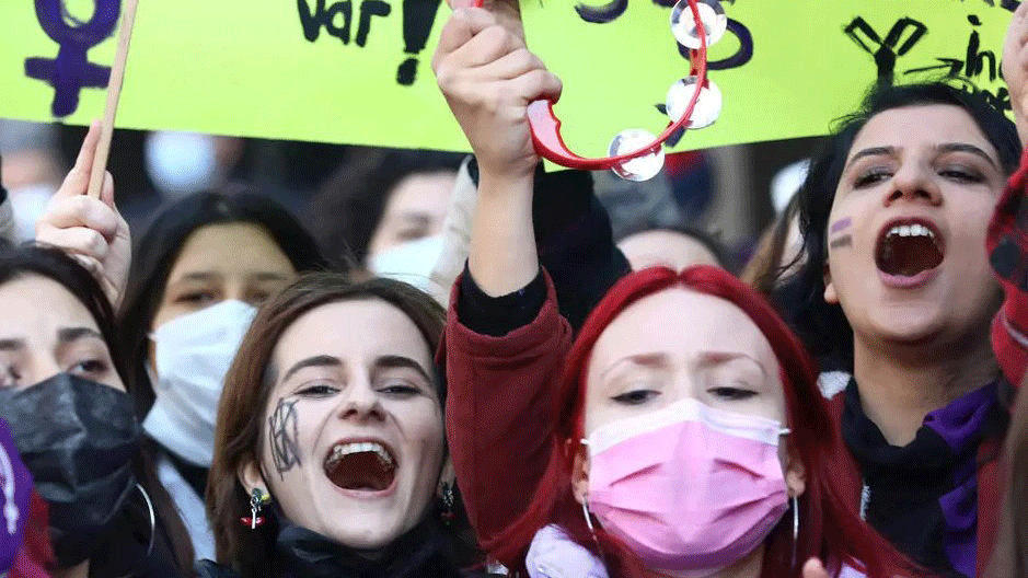 جانب من مظاهرة نسوية احتجاجية في نركيا في يوم المرأة العالمي