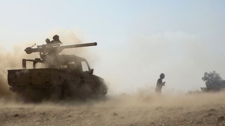 آلية عسكرية للجيش اليمني على أحد محاور مأرب