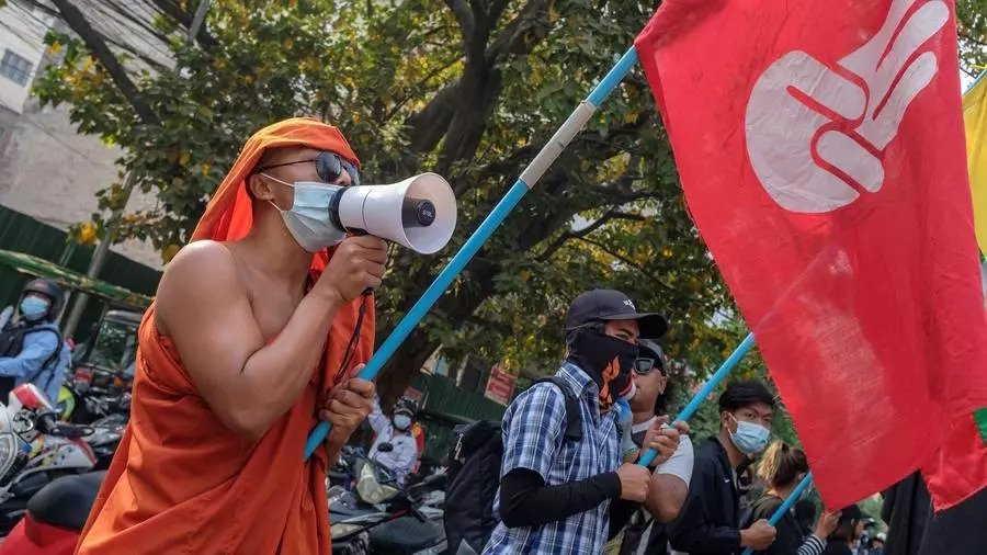 محتجون بورميون في أحد شوارع رانغون الخميس