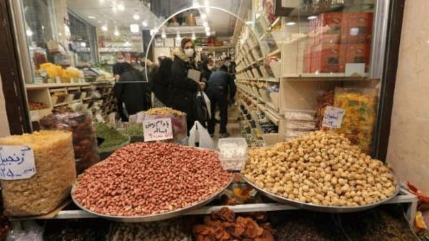  إيرانيون يتسوقون في بازار تجريش في طهران في 17 آذار/مارس 2021 قبل عيد النوروز
