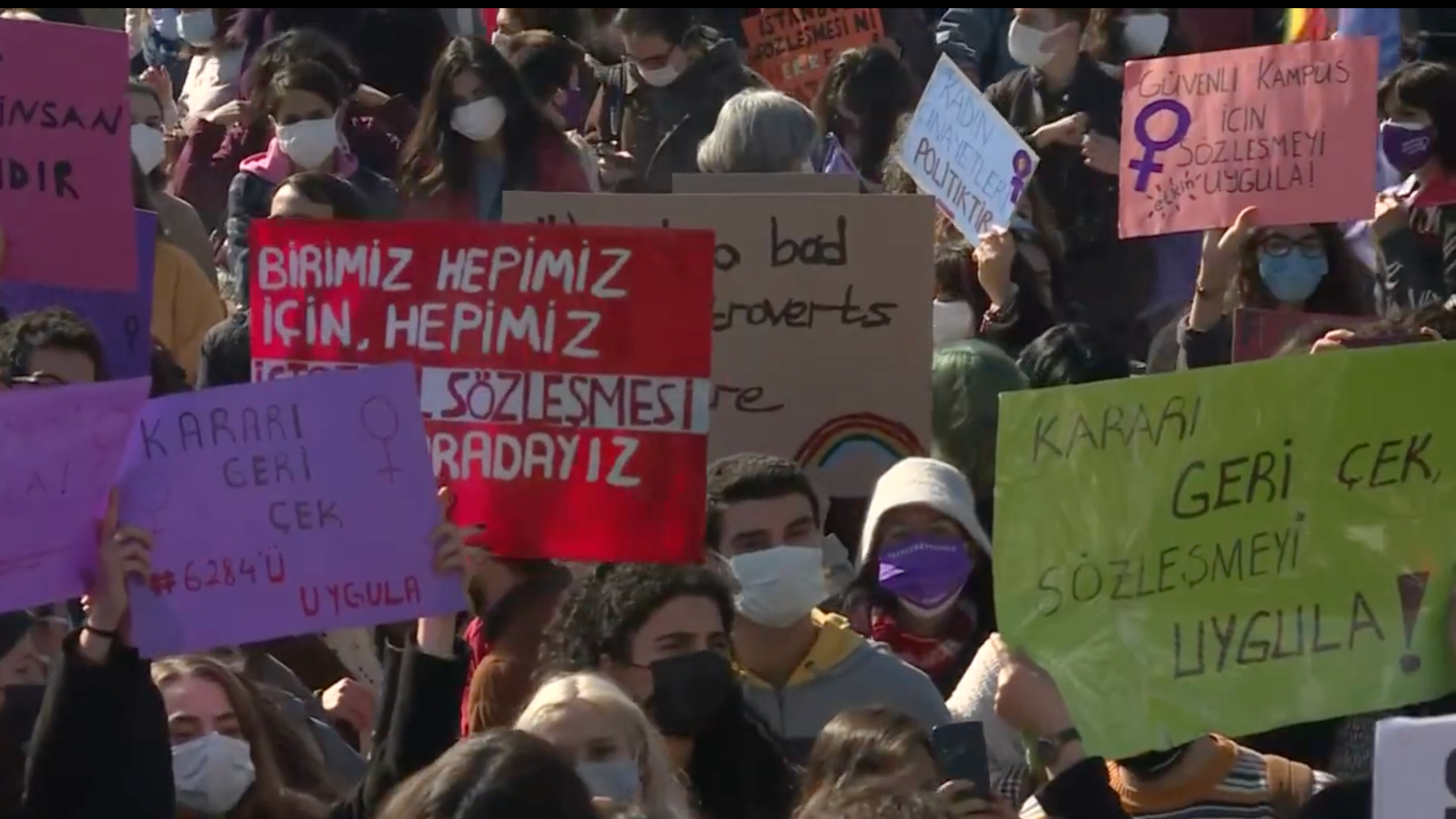مئات المتظاهرين في تركيا احتجاجا على الانسحاب من اتفاقية تحمي النساء من العنف