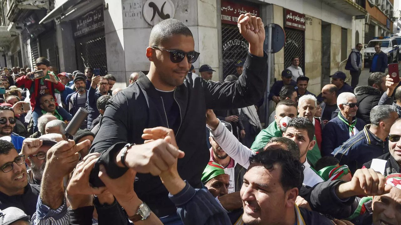 لصحافي الجزائري خالد درارني محمولًا على الأكتاف حين إطلاق سراحه