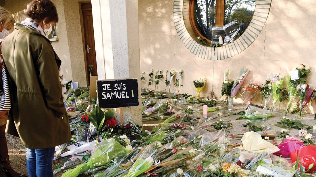 الزهور تفترش مدخل مدرسة شهدت مقتل مدرس باعتداء إرهابي قرب باريس