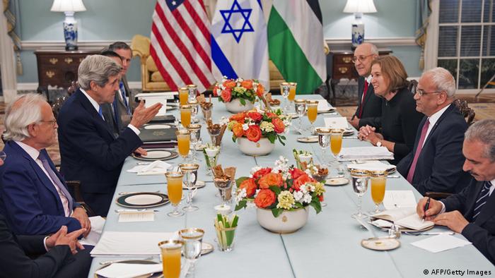المفاوضون الفلسطينيون والإسرائيليون في واشنطن يجتمعون برعاية أمريكية على مأدبة عشاء استمرت تسعين دقيقة في صورة أرشيفية