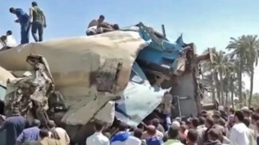 لقطة لصورة بثها التلفزيون الرسمي المصري تظهر عربة قطار مقلوبة بعد تصادم قطارين في سوهاج في جنوب مصر في 26 مارس 2021