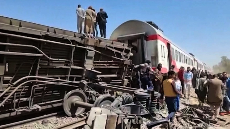 في موقع الحادث حيث انقلبت القاطرة عن مسارها