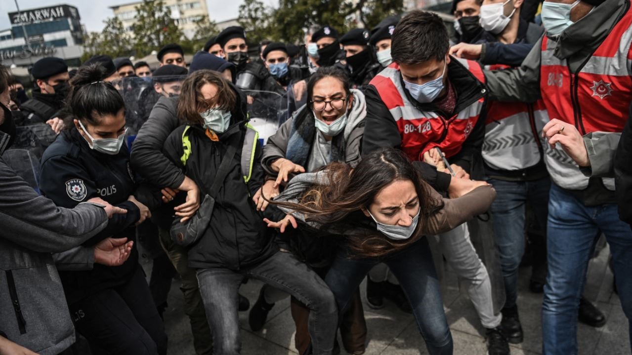 شرطيون أتراك يعتقلون مجموعة من الاشخاص خلال تظاهرة في اسطنبول دعماً لطلاب جامعة بوغازيتشي الموقوفين الجمعة