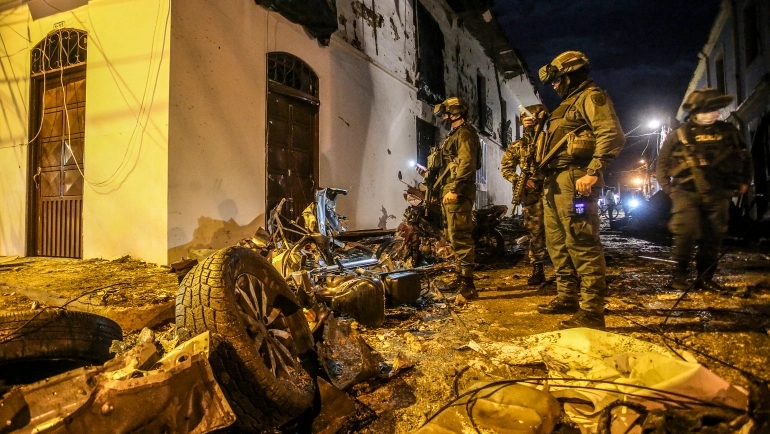 الشرطة تتفقد الأضرار الناجمة عن انفجار أمام مكتب عمدة كورينتو ، في 26 مارس