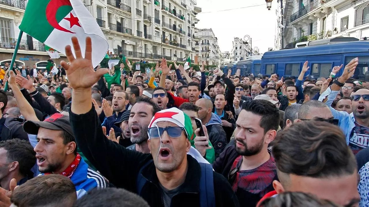 محتجون جزائريون يطالبون بدولة مدنية غير عسكرية