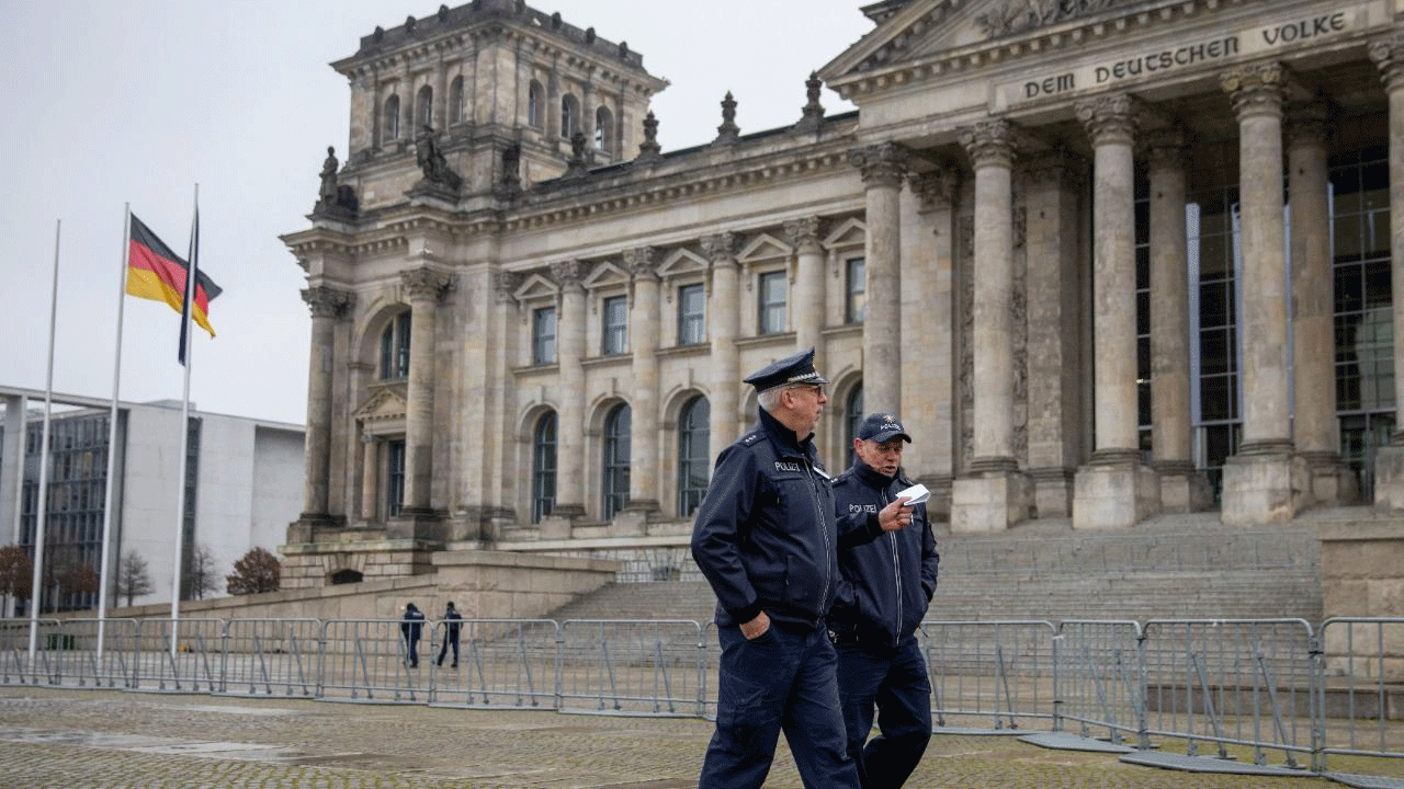 شرطيان يتفقدان محيط البوندستاغ (البرلمان الألماني) في برلين في السابع من كانون الثاني/يناير 2021