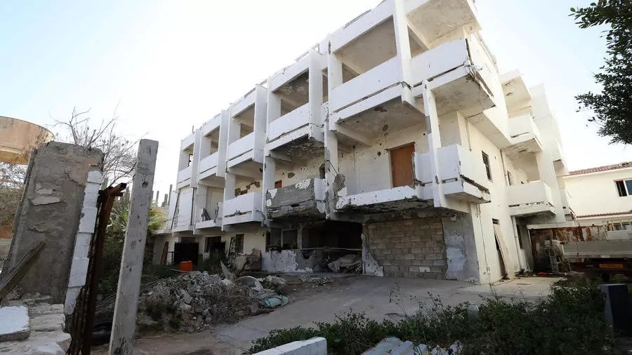 صورة بتاريخ 29 مارس 2021 لمبنى السفارة الفرنسية القديم في طرابلس وهو يحمل آثار اعتداء بسيارة مفخخة عام 2013
