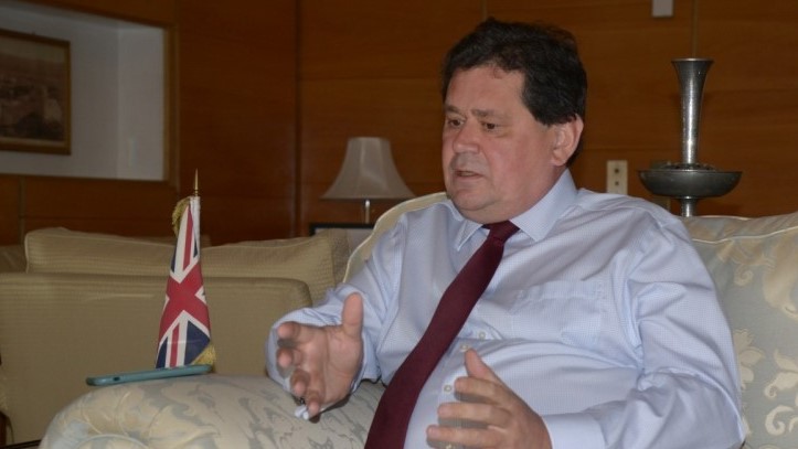 سفير المملكة المتحدة لدى السعودية نيل كرومبتون في صورة نشرتها 