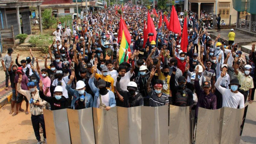 متظاهرون ضد الانقلاب العسكري في بورما