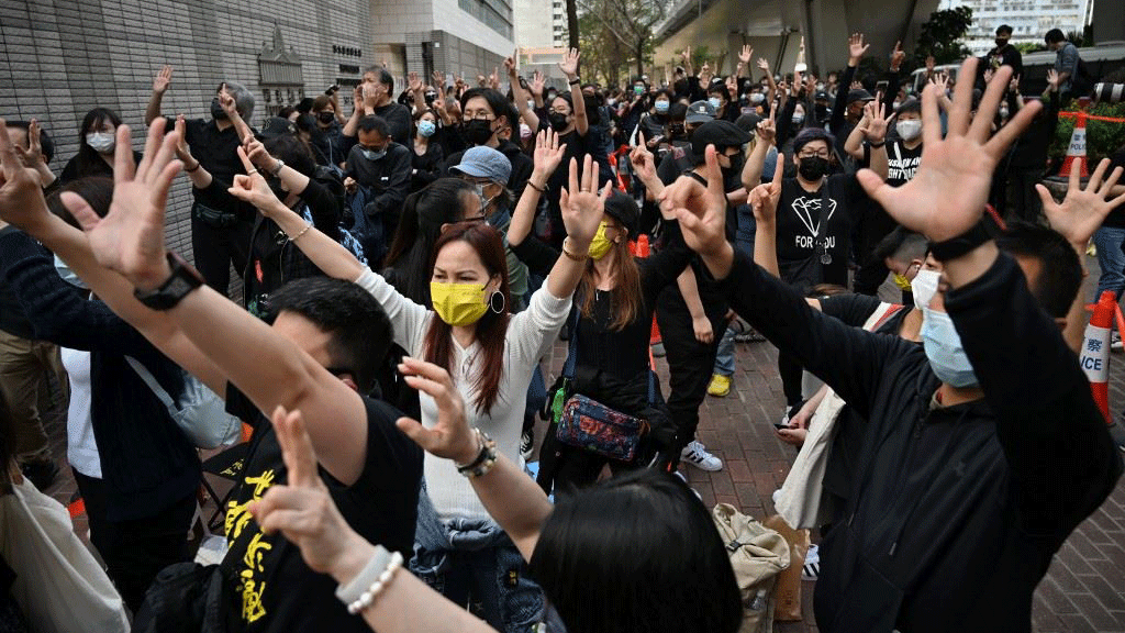 حشود خارج محكمة في هونغ كونغ تنديداً باعتقالات طالت ناشطين