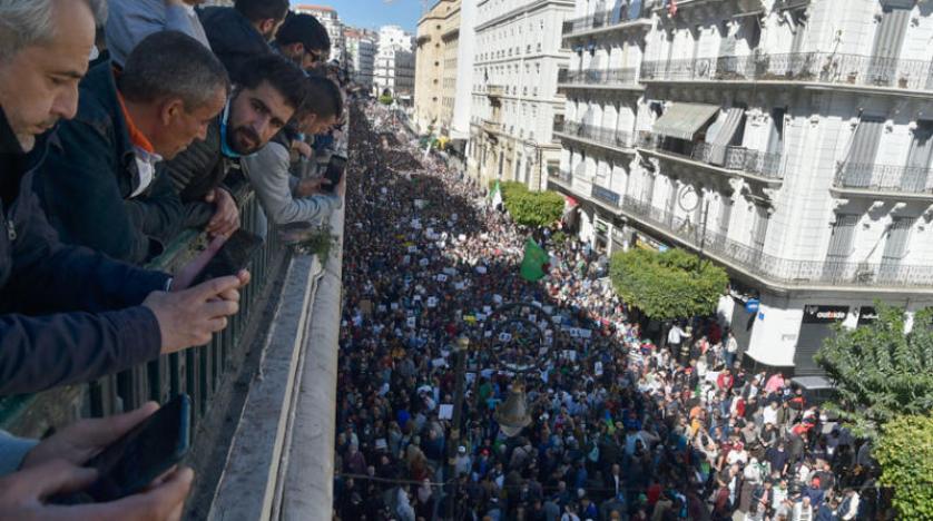 آلاف الجزائريين يشاركون في احتجاجات ضد الحكومة في العاصمة