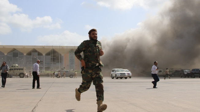 لحظة الاعتداء على مطار عدن في ديسمير الماضي