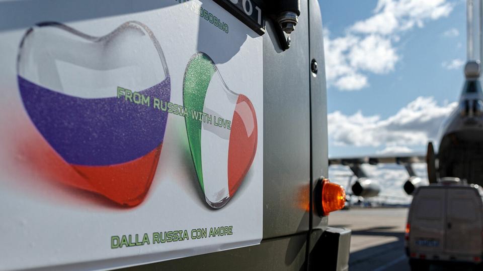 تظهر هذه الصورة التي نشرتها وزارة الدفاع الروسية في 22 مارس 2020 ، خبراء روس يستعدون للمغادرة إلى إيطاليا في مطار تشكالوفسكي العسكري خارج موسكو.