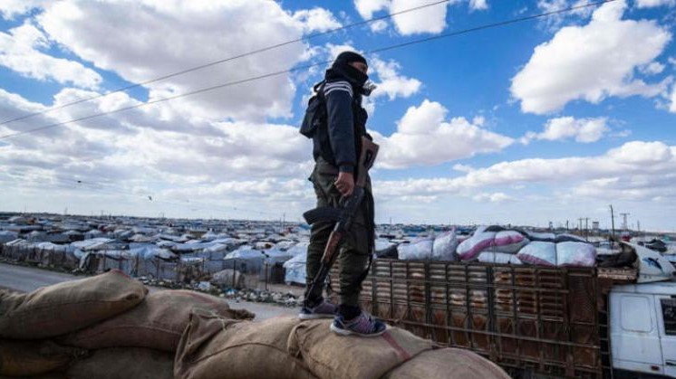 مقاتل كردي يطل على مخيم الهول في ريف الحسكة شمال شرقي سوريا في 18 مارس الحالي