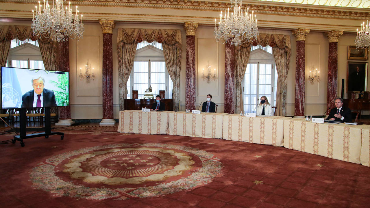 وزير الخارجية الأميركي أنتوني بلينكن (يمين) متحدثا خلال اجتماع الفيديو مع الامين العام للامم المتحدة انطونيو غوتيريش (يسار) من وزارة الخارجية الأميركية في واشنطن في 29 آذار/مارس 2021