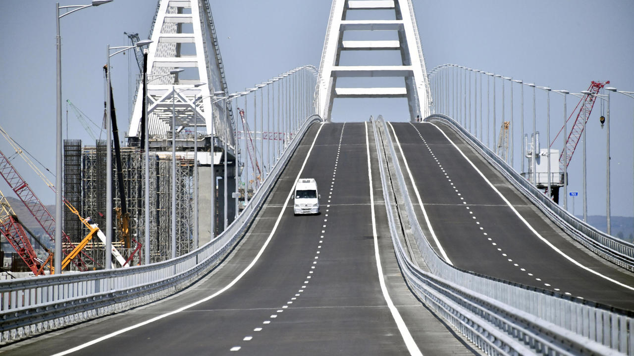 جسر القرم فوق مضيق كيرتش والذي يربط شبه الجزيرة بجنوب روسيا، الثلاثاء 15 ايار/مايو 2018