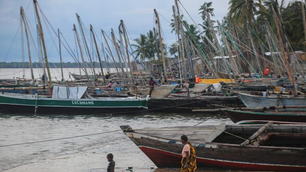 تساعد القوارب الشراعية في إنقاذ الأشخاص الذين تقطعت بهم السبل على الشواطئ وهم يحاولون الهروب من الهجوم على سواحل بالما وأفونجي في موزمبيق
