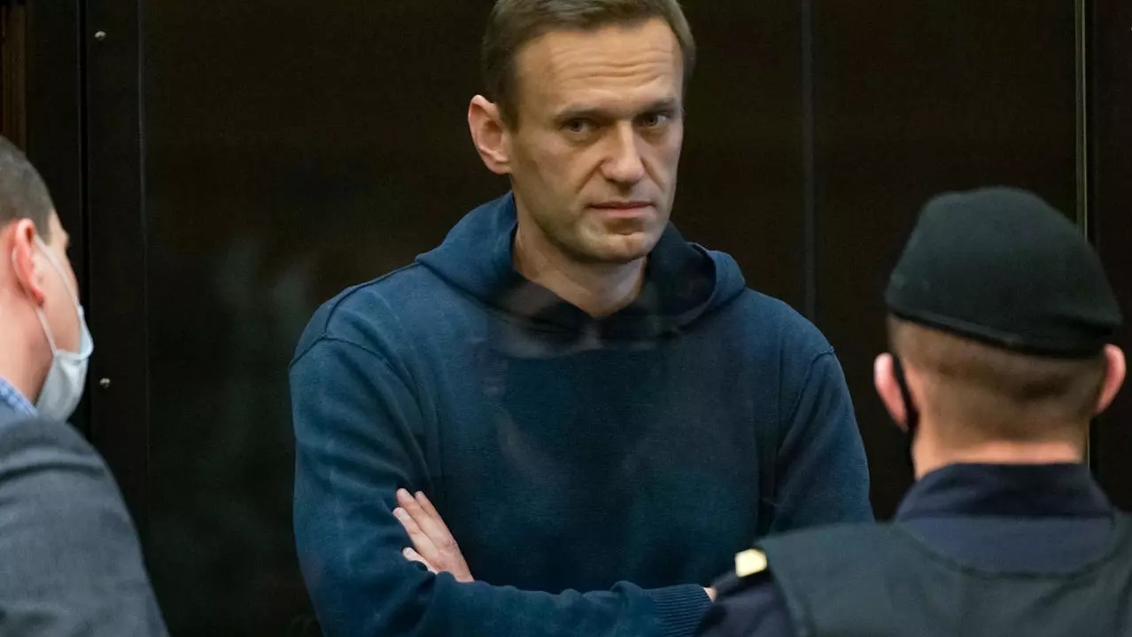 المعارض الروسي أليكسي نافالني في قفص الاتهام في محاكمته في موسكو 