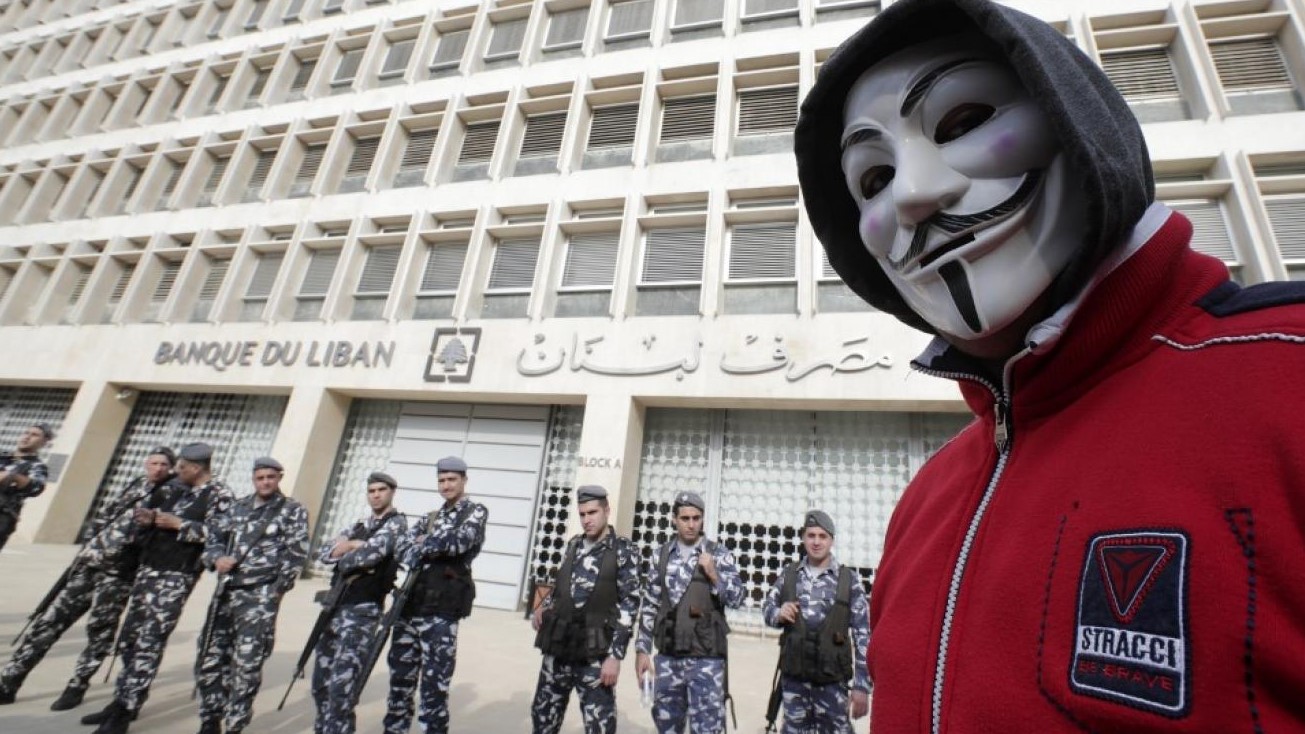 محتج لبناني مقنع أمام مبنى مصرف لبنان المركزي الموضوع تحت حراسة مشددة