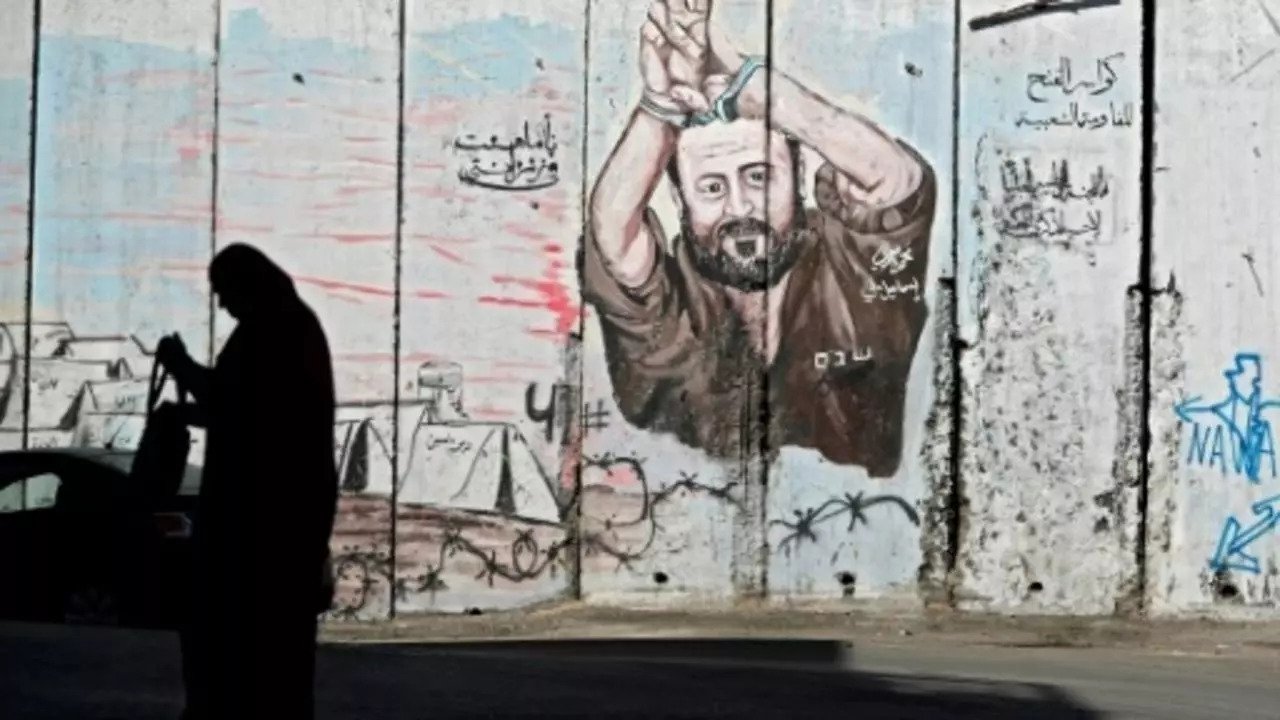 جدارية لمروان البرغوثي في قرية ابو ديس الفلسطينية
