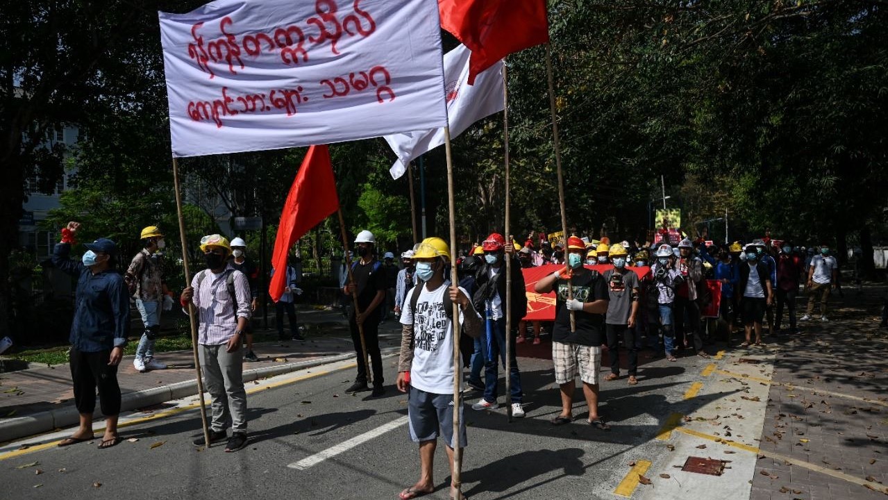 طلاب بورميون يتظاهرون في حرم جامعة رانغون