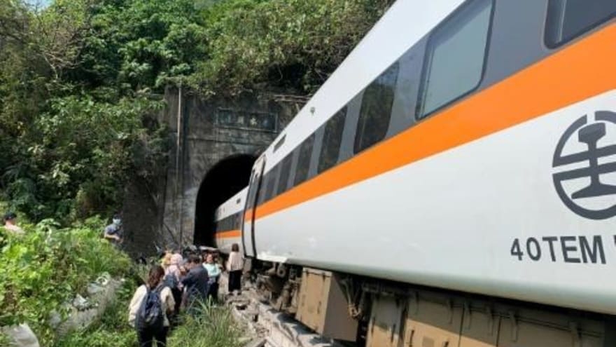 صورة وزعها مركز العمليات الطارئة المركزي في تايوان لموقع خروج القطار عن سكته في جبال هواليين في 2 ابريل 2021