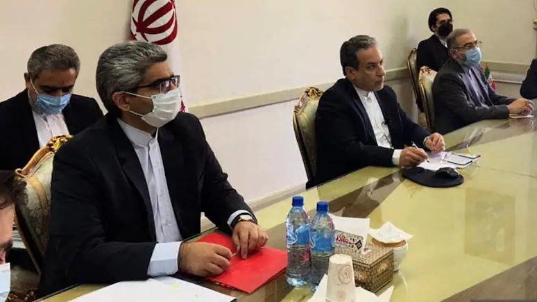 مساعد وزير الخارجية للشؤون السياسية الإيراني، عباس عراقجي يحضر اجتماعًا افتراضيًا مع اللجنة المشتركة حول البرنامج النووي الإيراني في 2 أبريل في طهران.