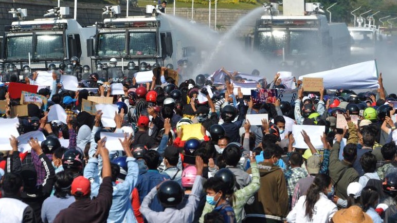 الجيش يواجه المتظاهرين بخراطيم المياه