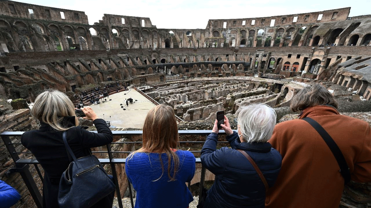 زوار يلتقطون صوراً في الكولوسيوم في روما في 1 شباط/فبراير 2021
